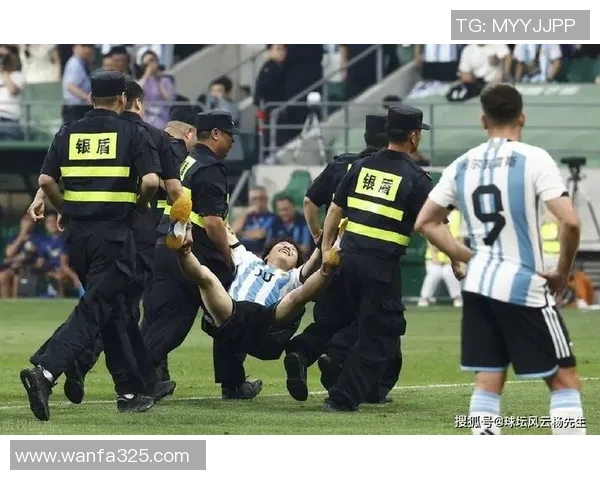 足球巨星登场瞬间全纪录:激情四溢的开场与球场风云再现 足球巨星登场瞬间全纪录:激情四溢的开场与球场风云再现